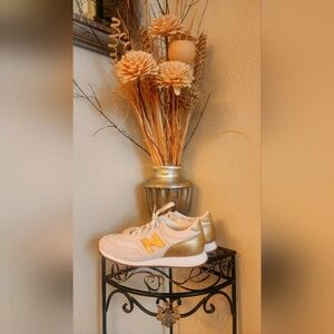 New Balance 620 CW620JD2 Like NEW White & Gold. Priced to Run out the door!